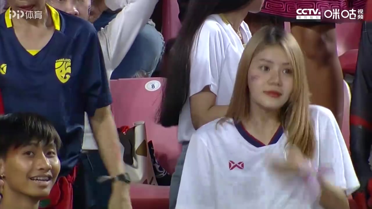 泰国女球迷看台领喊 镜头扫到她突然娇羞