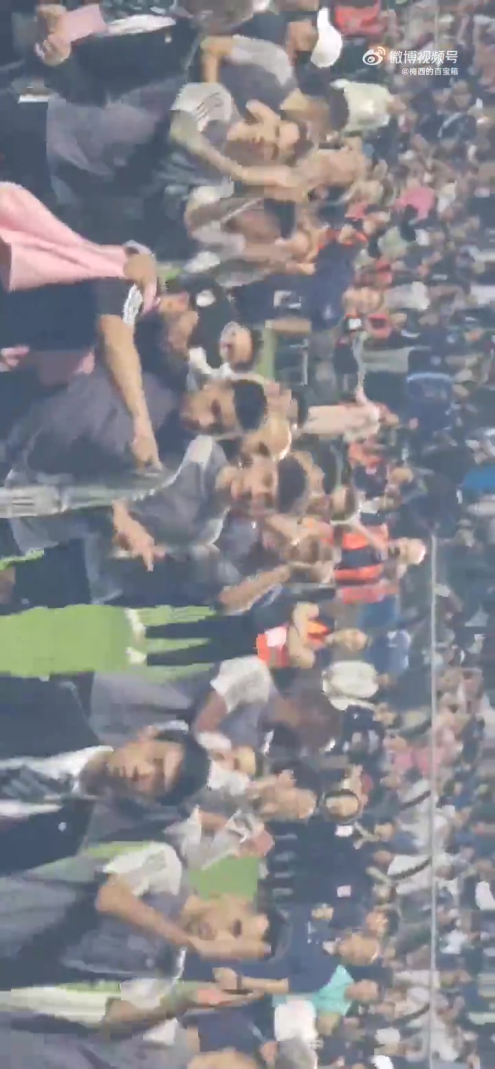 无视球迷？现场球迷拍摄：训练赛梅西退场时向球迷招手致意