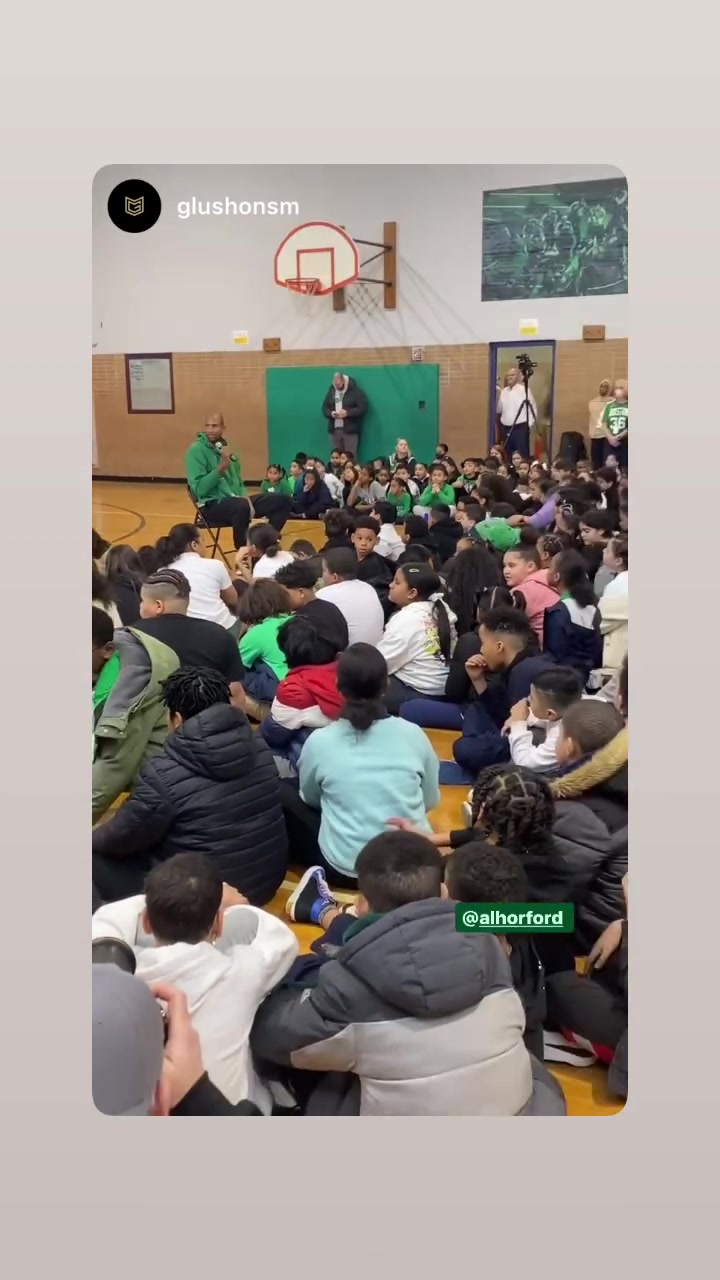 霍福德晒到学校出席活动与演讲的视频