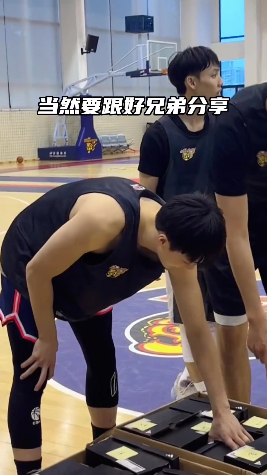 胡明轩晒给队友送球鞋的视频！杜锋：教练没有？心碎了！