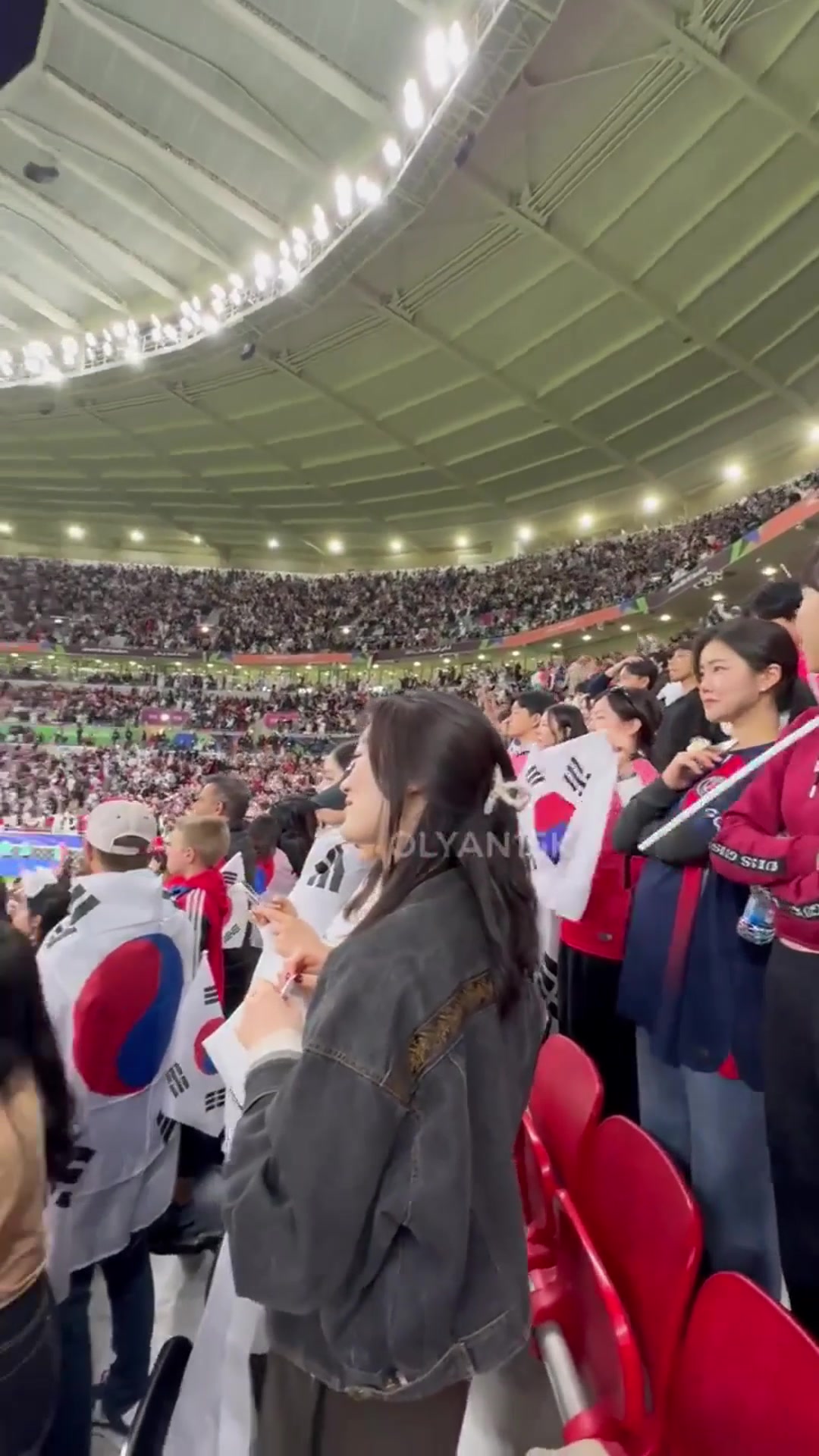 这是什么表情？韩国美女身身穿巴黎球衣观战亚洲杯