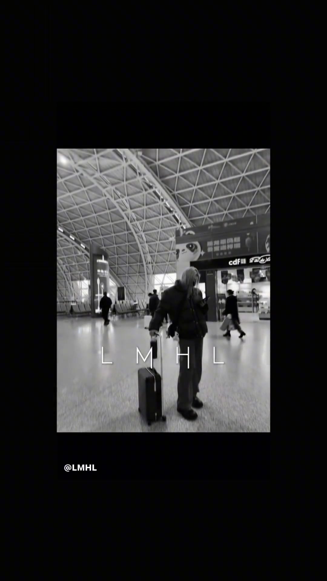 李梦带着行李箱在机场，这一身穿着太酷了！