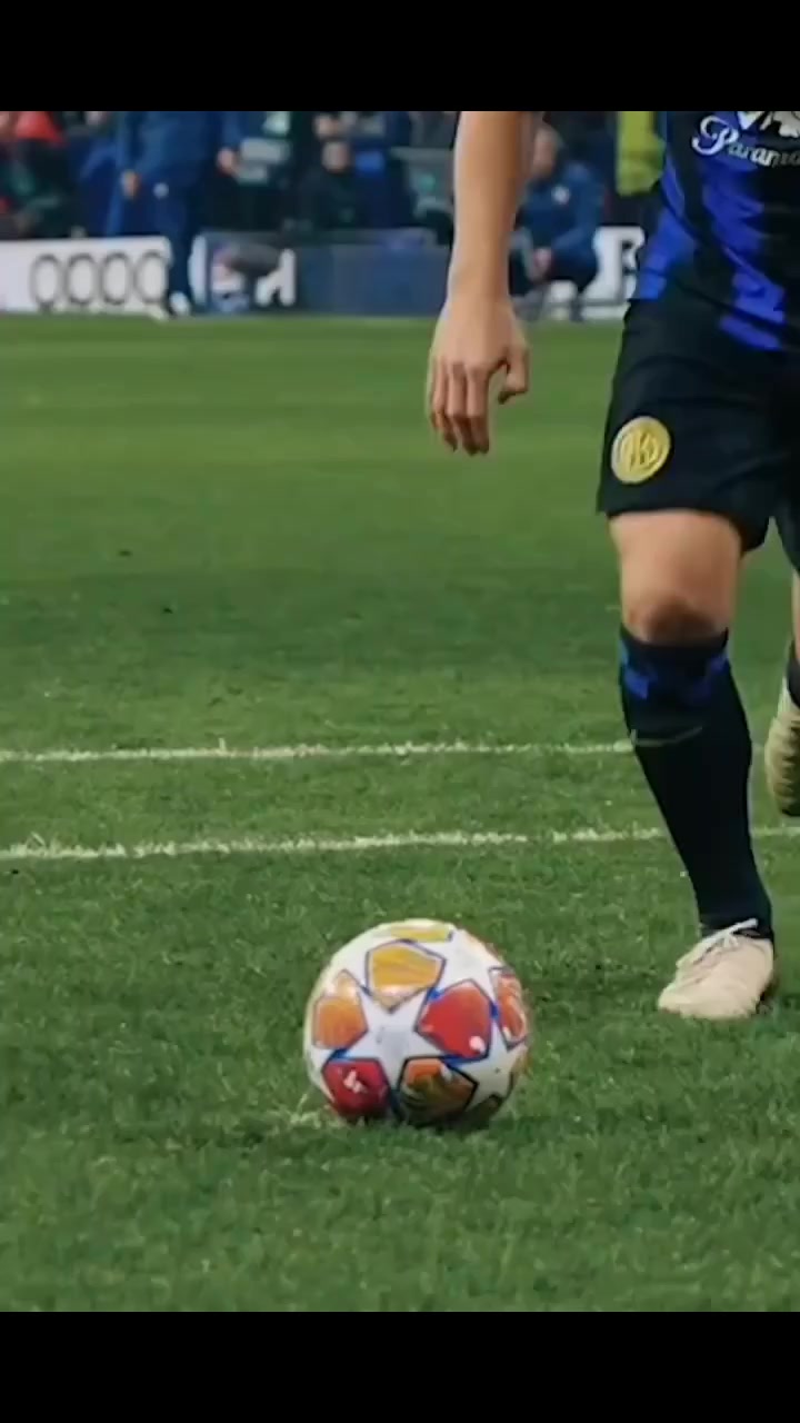 细看欧冠劳塔罗的失点，是支撑脚把球震起来导致踢飞？