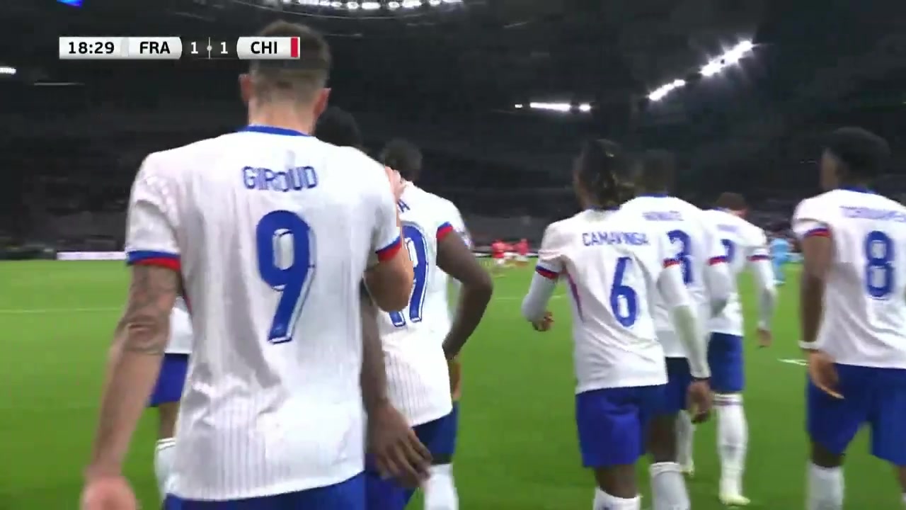 法国队扳平比分！姆巴佩助攻福法纳远射破门！