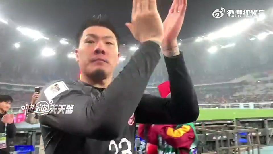 憋太久了！王大雷近5年第2次A级赛为国足首发，赛后谢场眼含热泪
