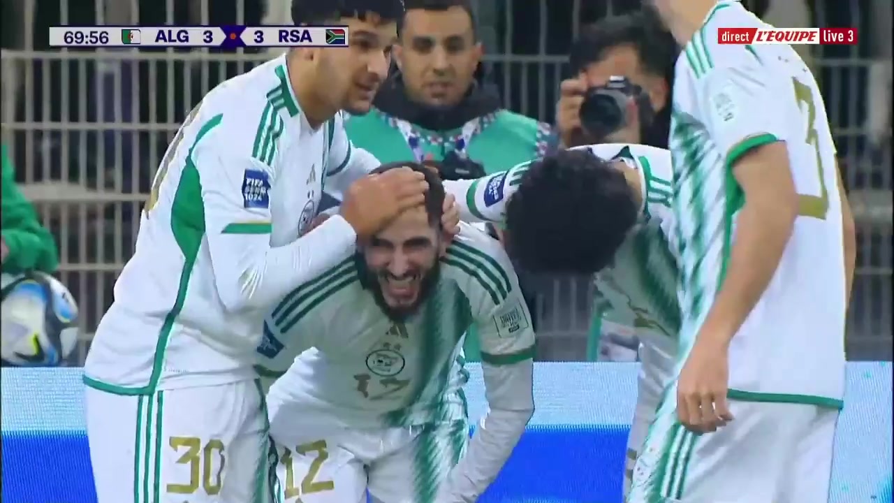此球只应天上有！阿尔及利亚球员本齐亚超级逆天倒钩破门！