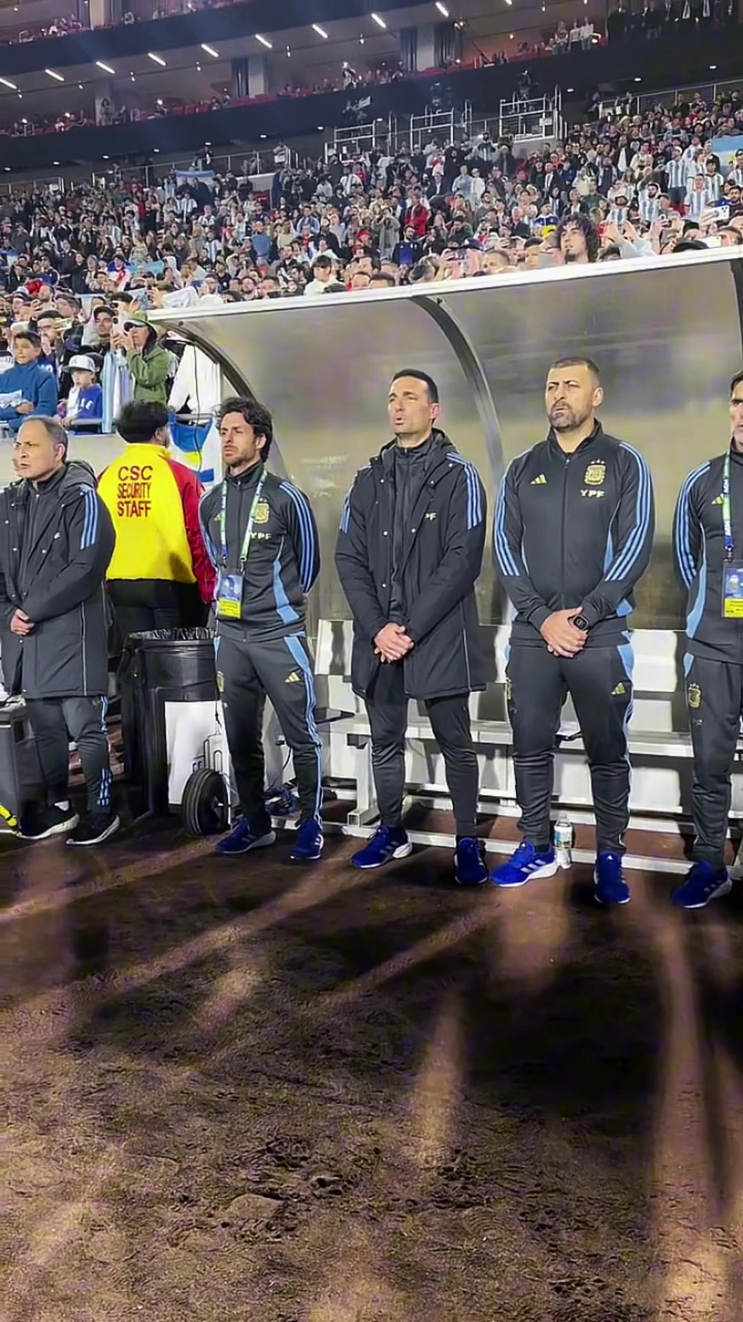 阿根廷国家队赛前高唱国歌，斯卡洛尼喊的最响亮