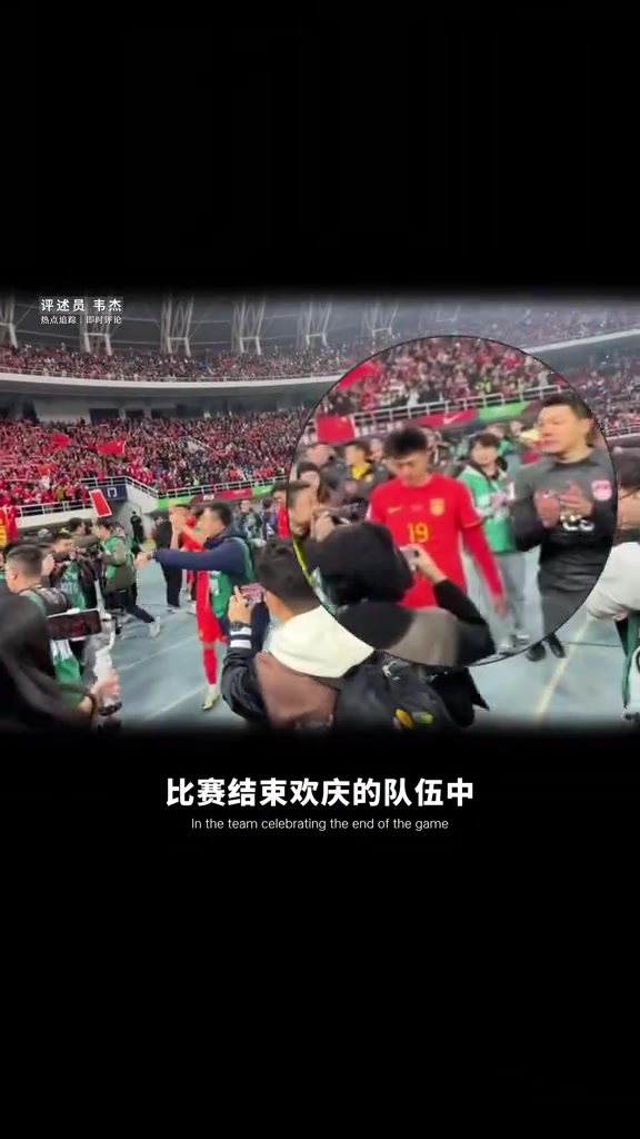 队长张琳芃赛后被拍到站在谢场球员身后，表情...