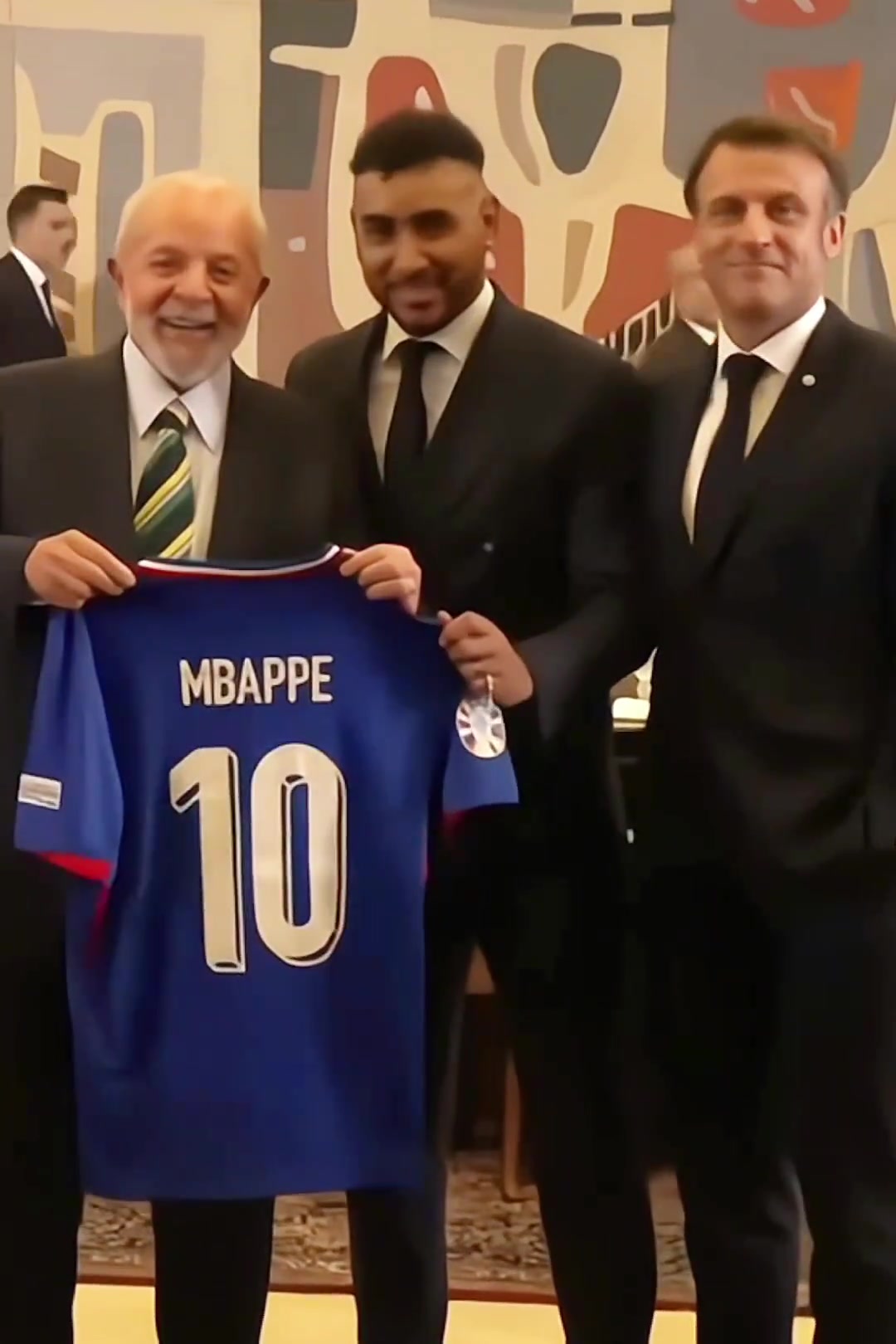 真有面！马克龙赠予巴西总统卢拉姆巴佩法国队新主场球衣