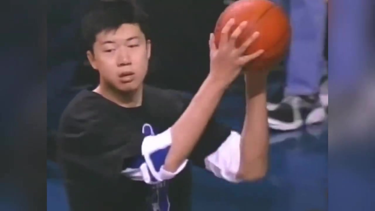 2001年4月6日，王治郅在小牛队完成个人NBA首秀！