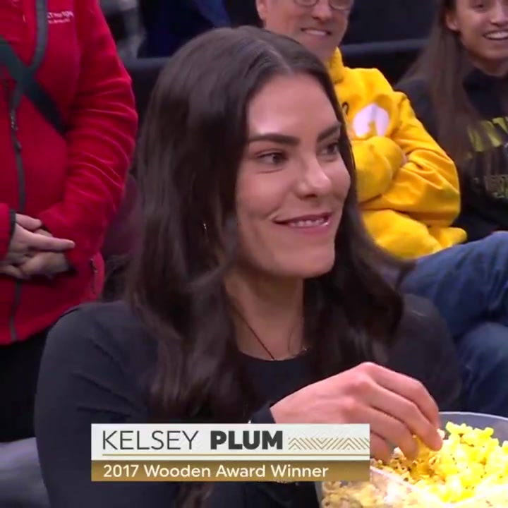 WNBA球员普拉姆在场边吃爆米花，妹子这表情很可爱呀！