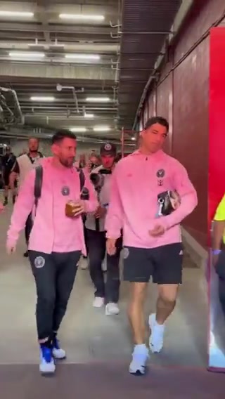 梅西在迈阿密国际队对阵堪萨斯竞技队的球场上，和球迷打招呼