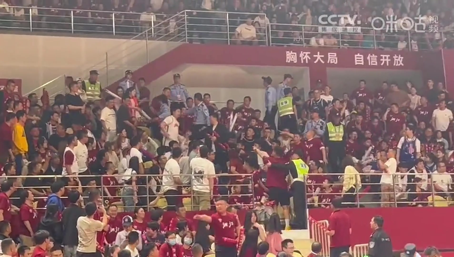 ?场上激烈场下也激烈！看台上浙江上海球迷互喷被安保人员拉开