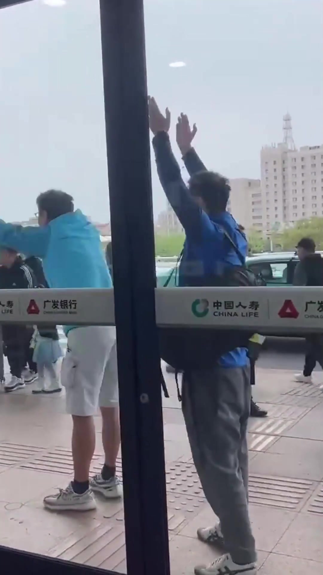 还在闹事@E8J+lsg==大连球迷跑去机场围堵广州球员？！
