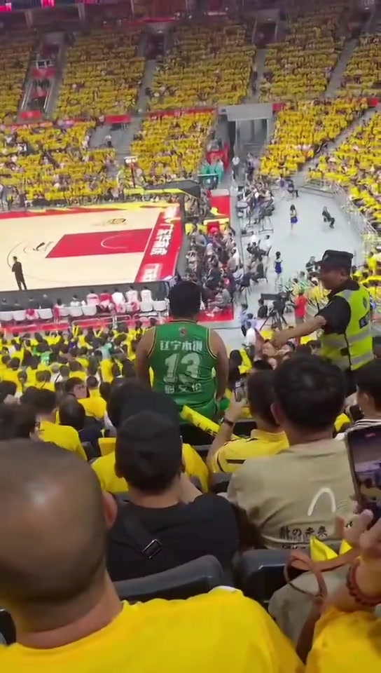 勇士啊！昨晚辽粤大战G3，一名辽宁球迷身穿郭艾伦球衣，孤身一人绿衣对黄衣@E8J+Ygg==