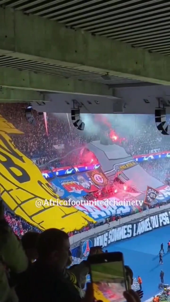 赛前败人品@E8J+Ygg==！巴黎球迷TIFO“撕裂”多特队徽，开出巴黎大巴