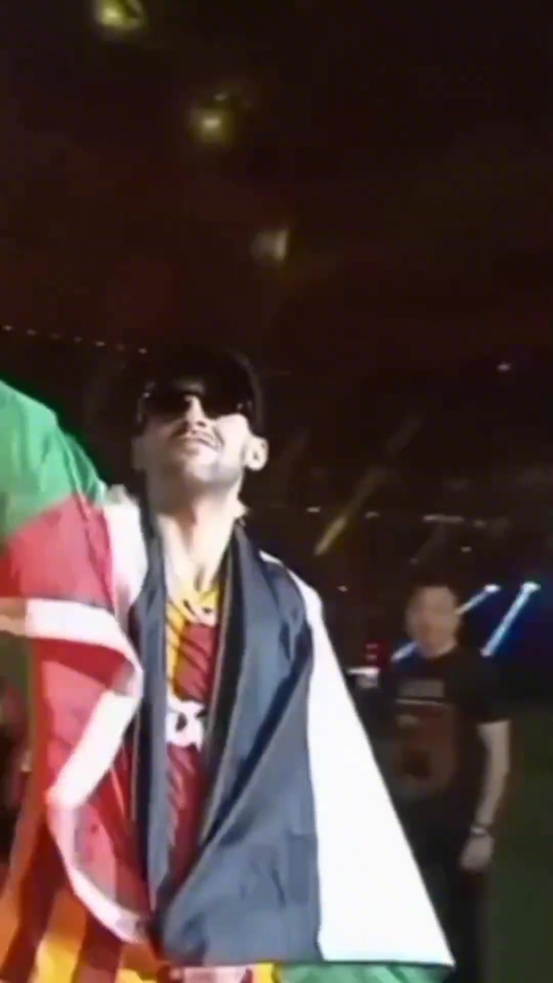 齐耶赫在庆祝获得土超冠军时高举巴勒斯坦国旗亮相