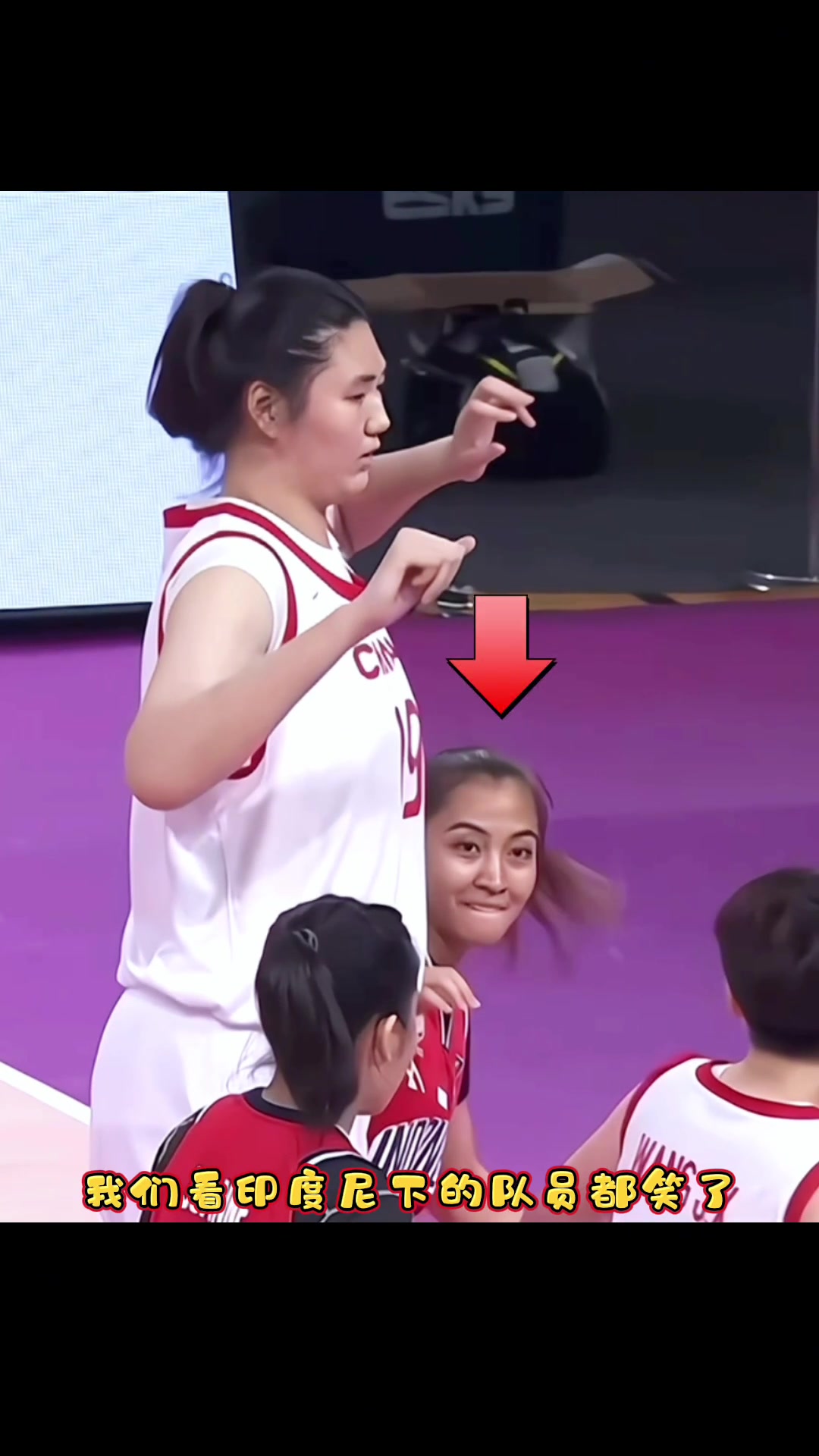 2米24张子宇国际赛场首秀！防她的球员自己都笑了@E8J+kow==都看不到张的脸！