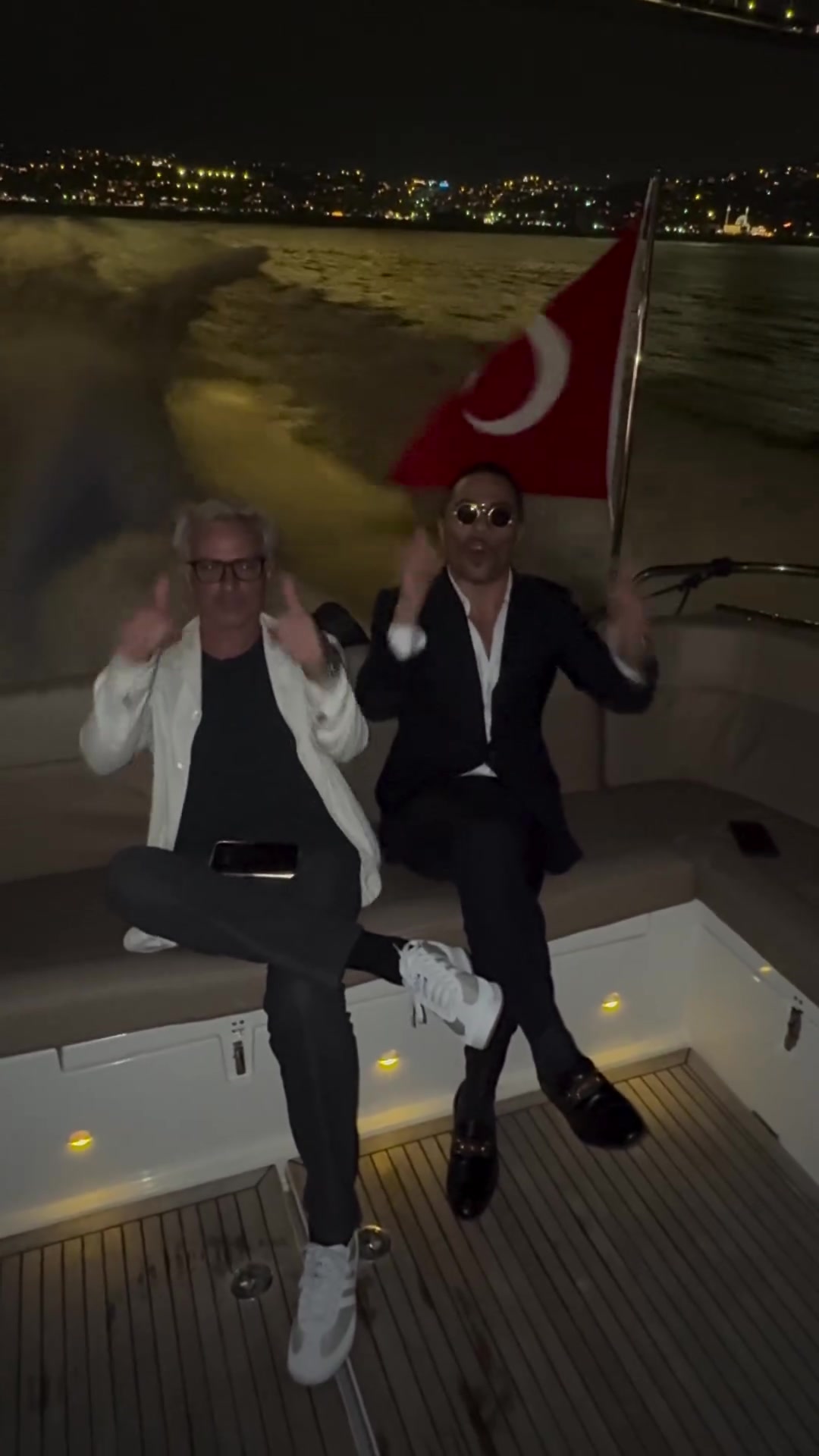 太爽啦！穆里尼奥和土耳其撒盐哥在豪华游艇享受夜景