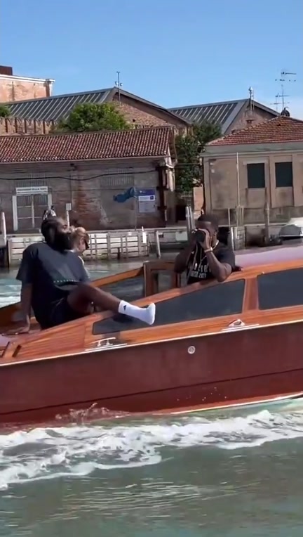 哈登在威尼斯乘船享受生活！