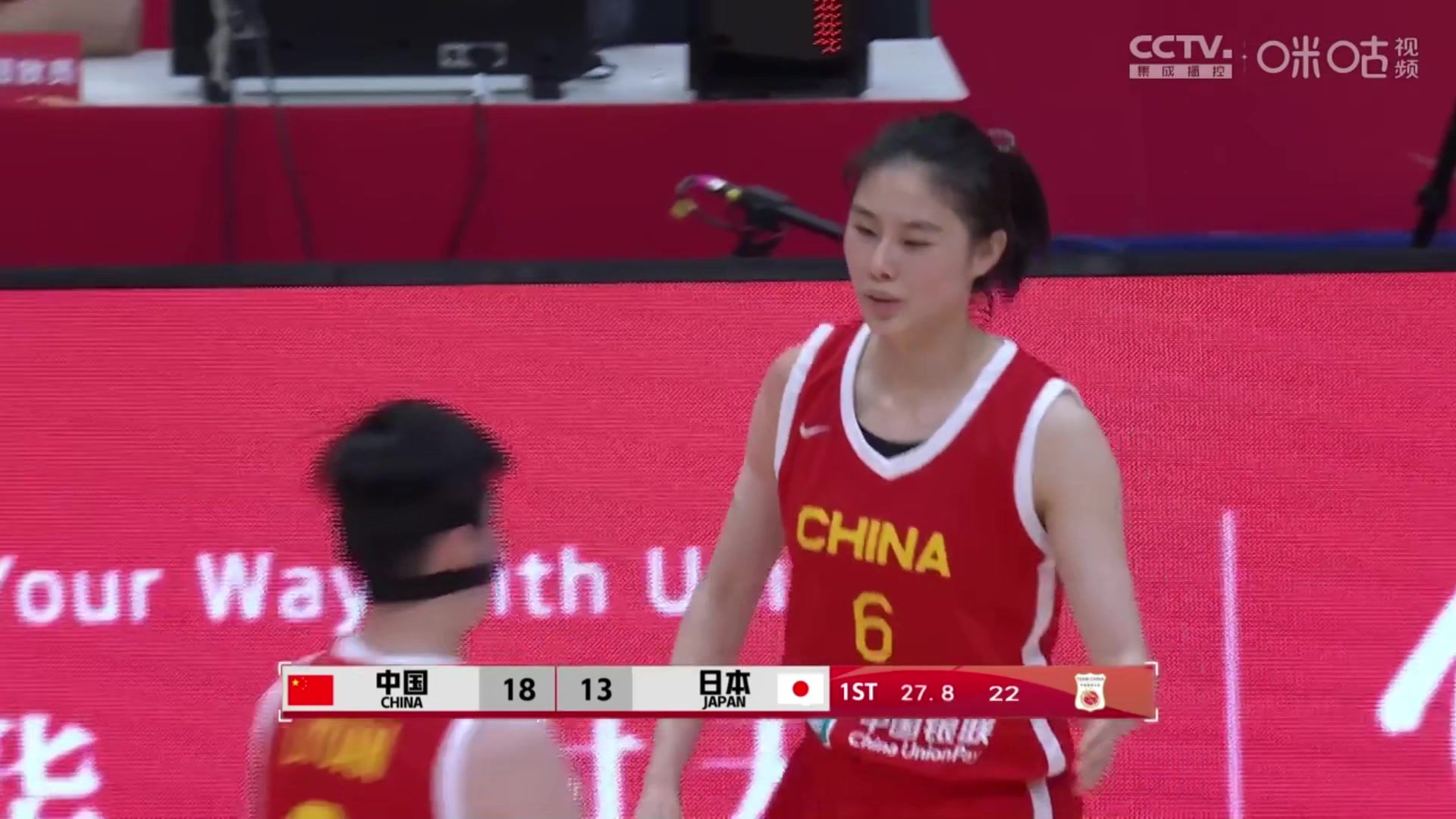 太帅了！武桐桐飘移中投压哨命中，中国女篮首节领先日本！