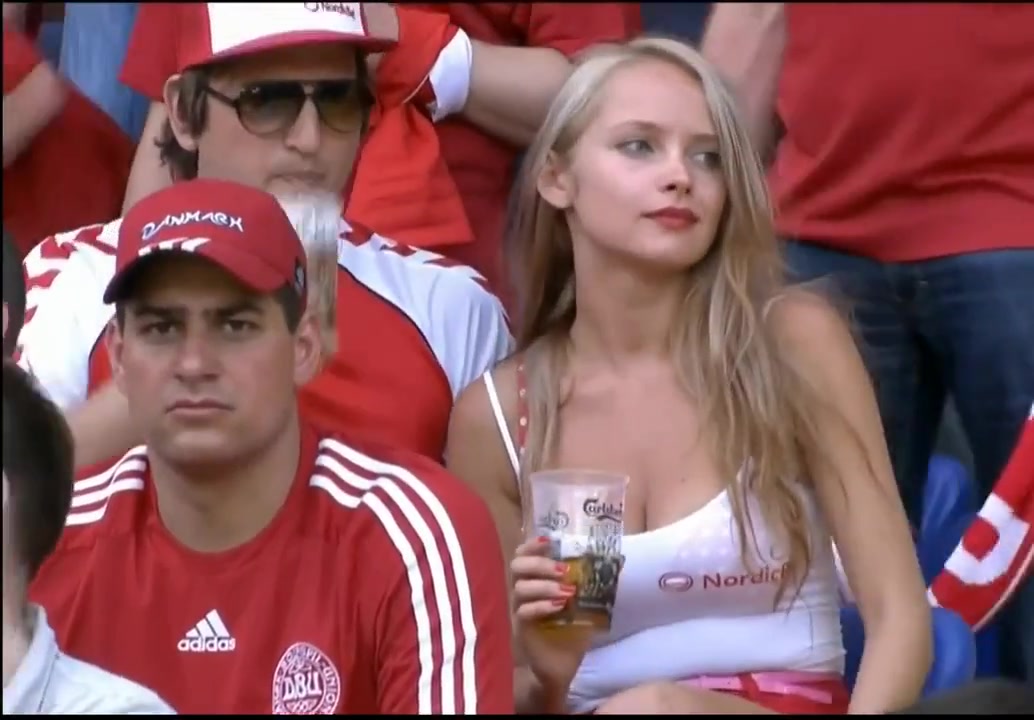 真怀念啊！2012年欧洲杯上的丹麦美女球迷@E8J+YjQ==