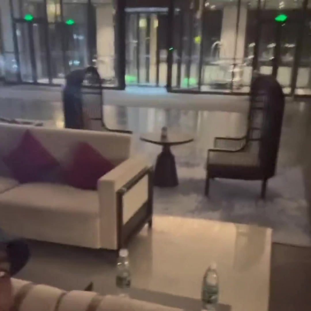 前上海男篮外援冯莱晒自己来讨薪的视频，直接睡在了酒店大厅@E8J+Ysw==