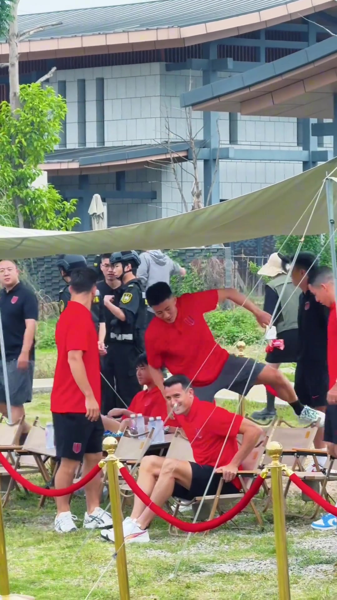 成都蓉城举办亚冠出征仪式，队长周定洋带队员现场与球迷互动