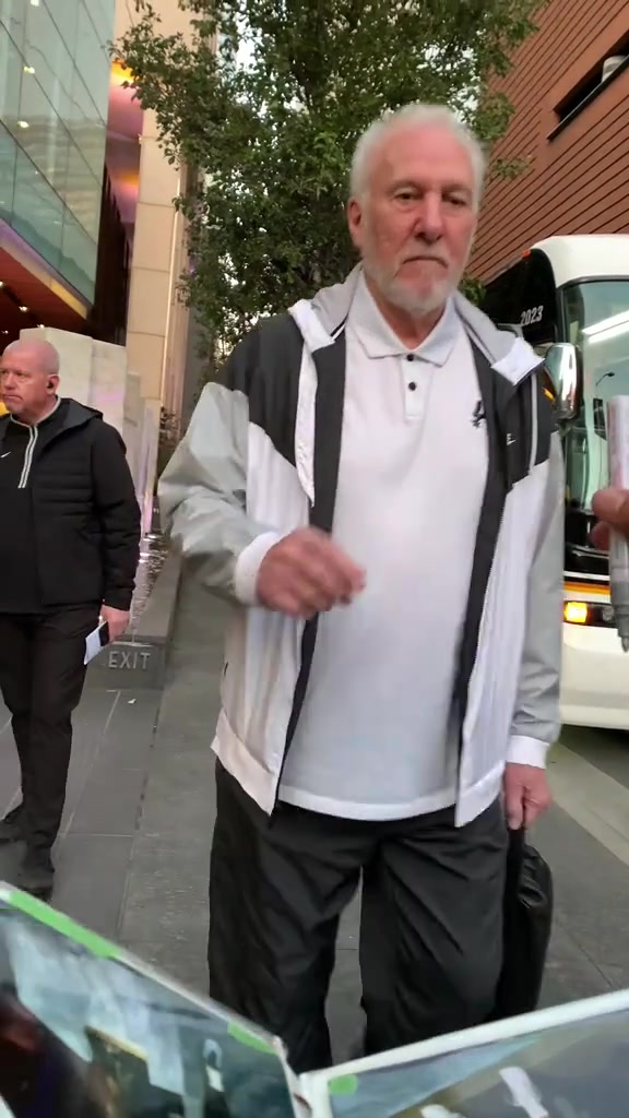 好久不见！网友街头偶遇波波维奇 看起来身体恢复得不错
