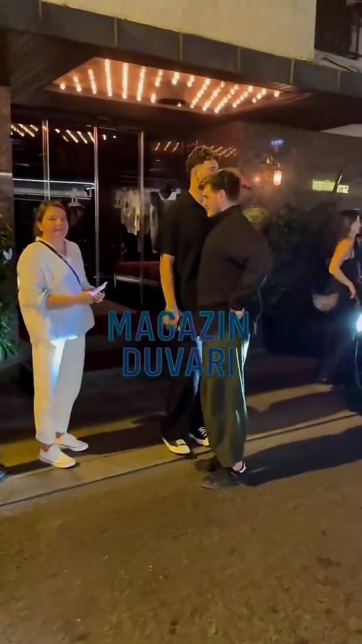 申京带女友度假，隐隐也能看见是大美女