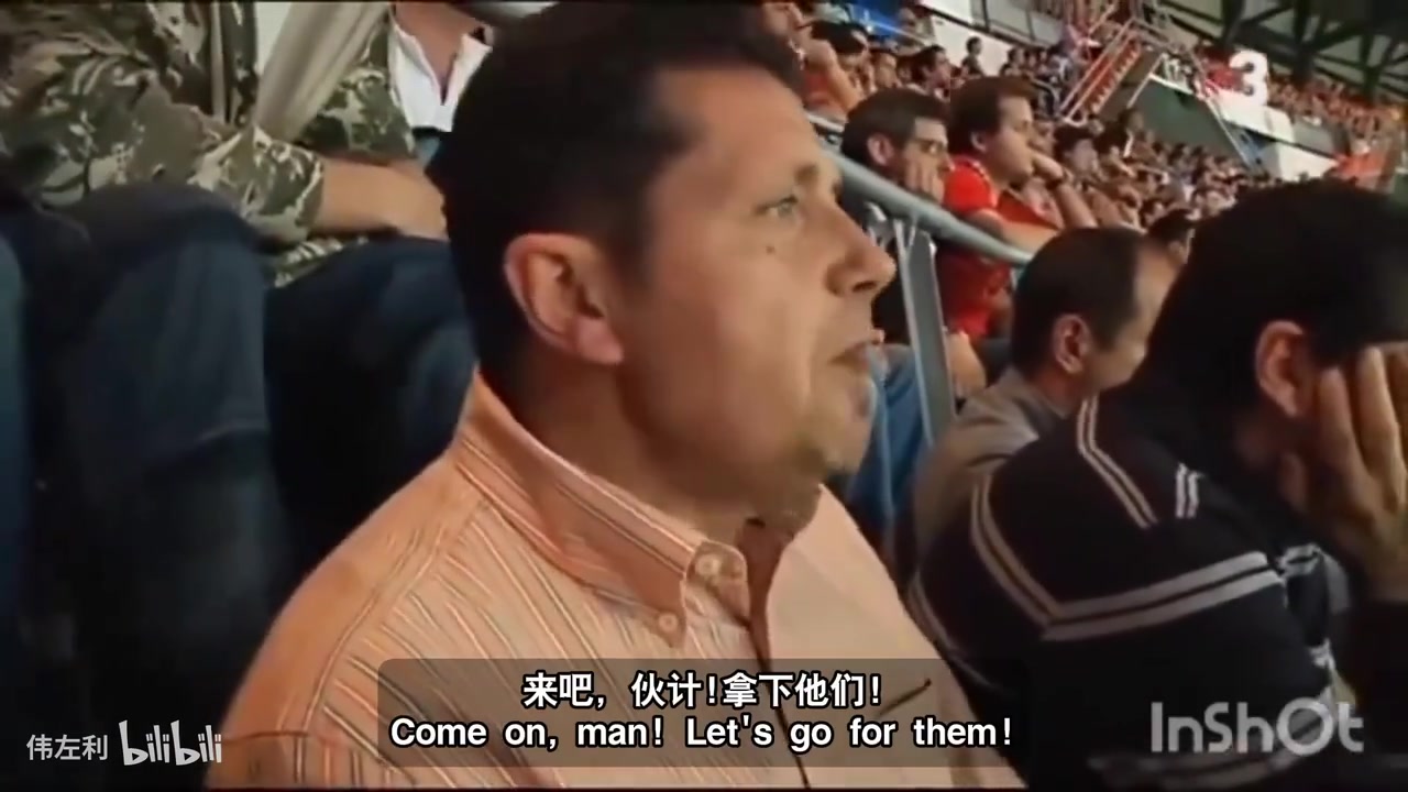 当梅西在伯纳乌一条龙破门时，皇马球迷在看台干什么？