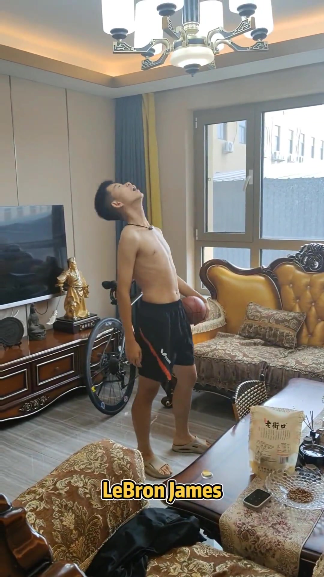 你别说，小伙子模仿的还真像詹姆斯！