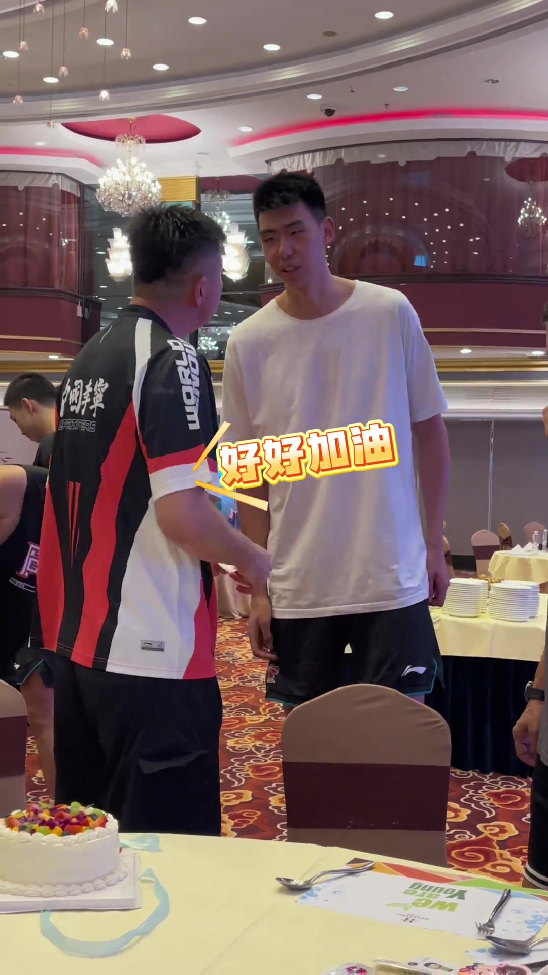 广东男篮为杜峰庆祝生日 杜峰与徐昕握手和好