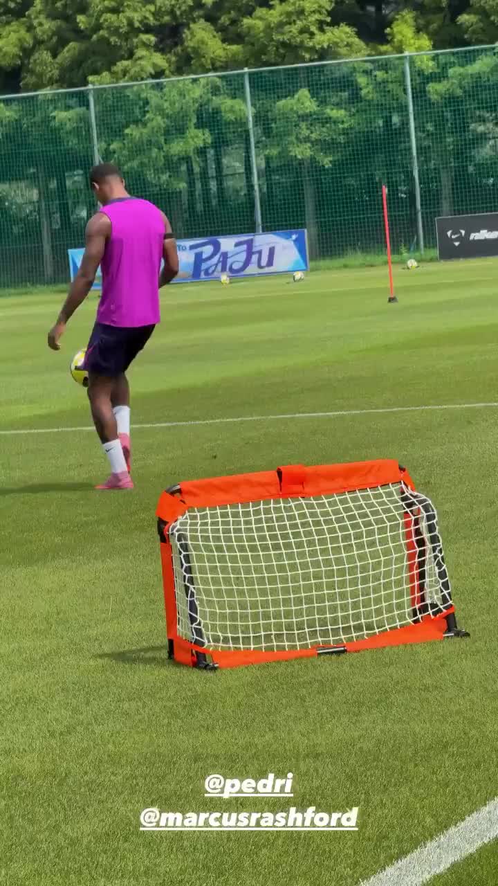 可以玩一天吗？佩德里和拉什福德相互玩传球