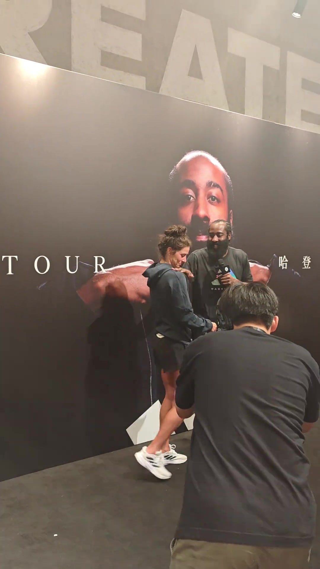 这样的登哥谁不爱！哈登中国行不忘给快船女助教唱生日快乐歌❤️