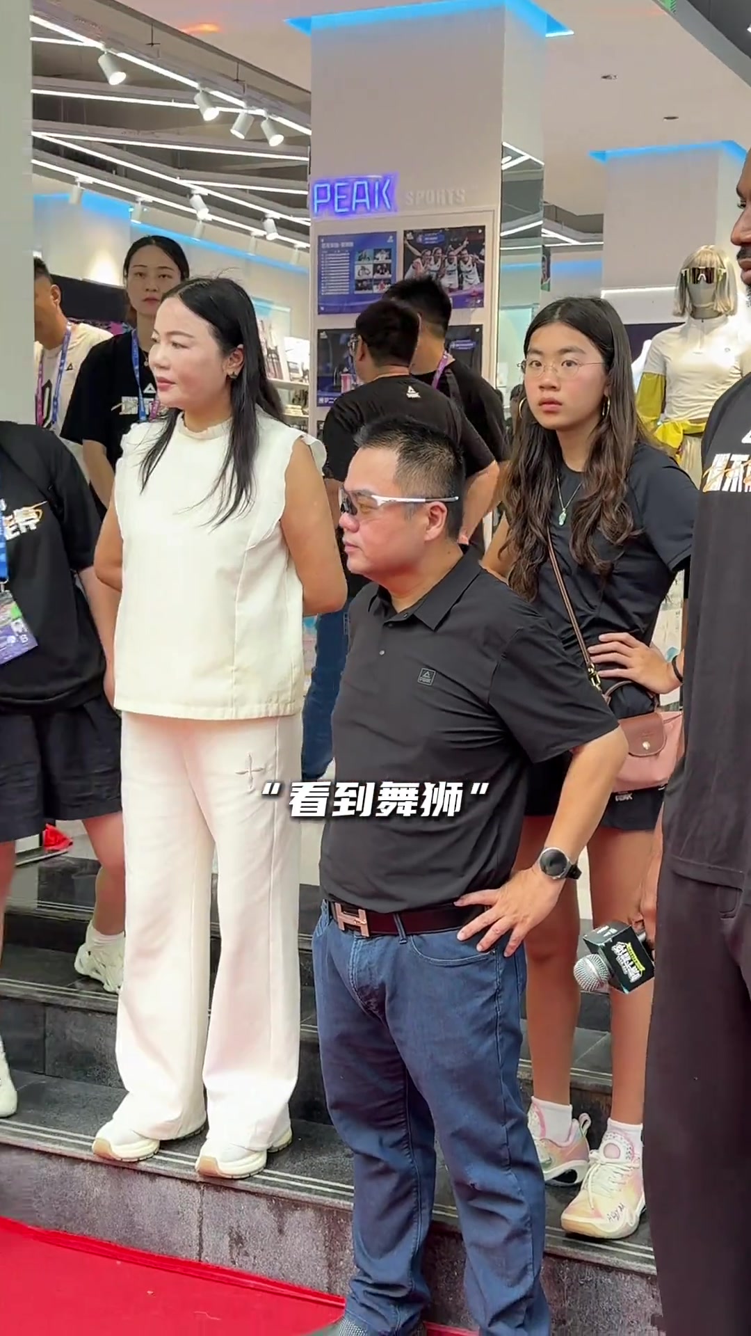 “维金斯来到河南郑州 亲自感受打鼓舞狮”