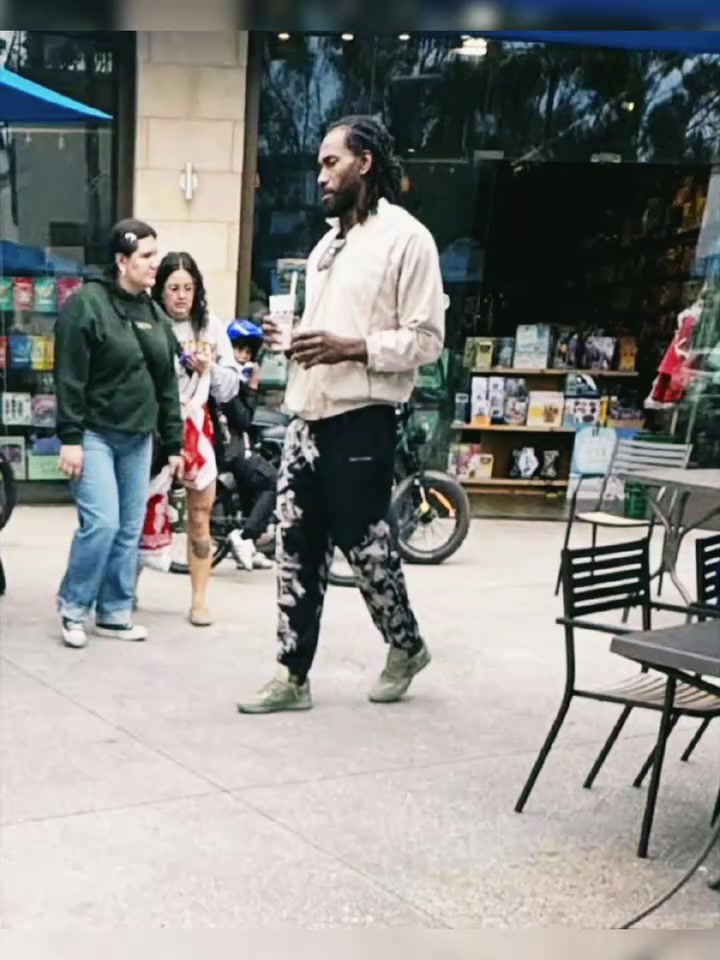 哪来的流浪汉？被拍到在加州逛街的小卡！感觉路人都没认出来啊！