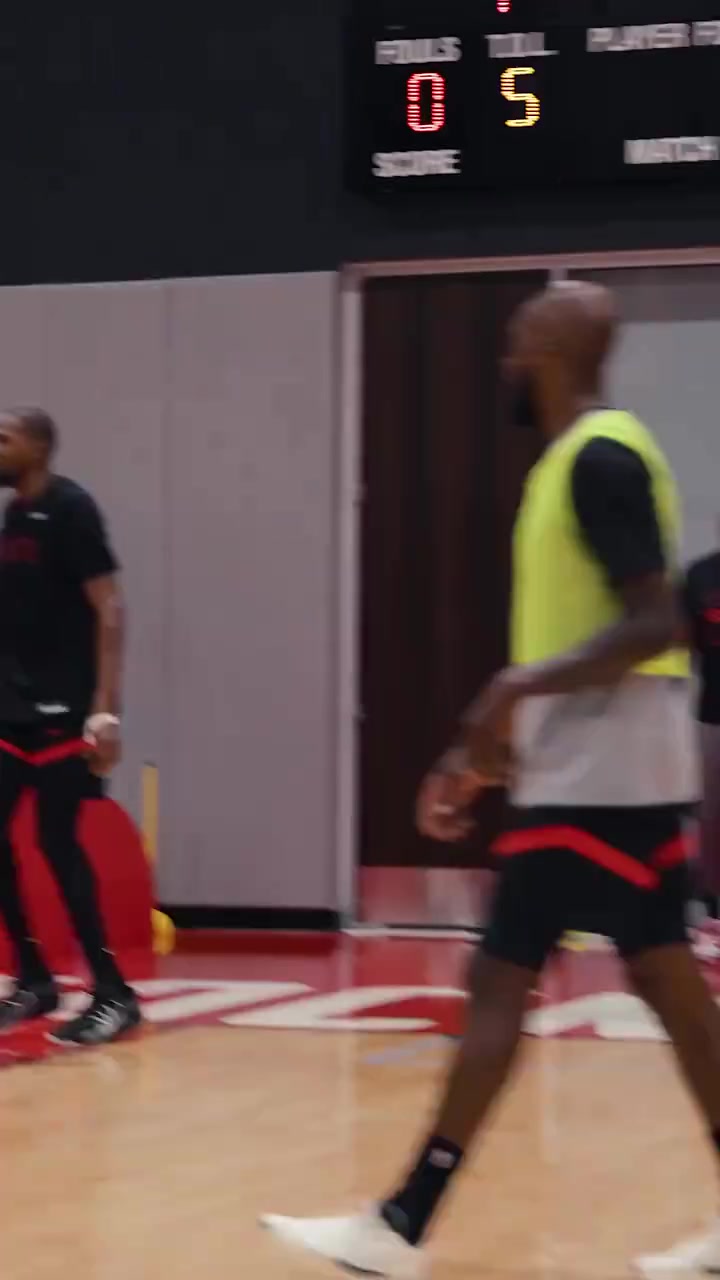 小谢训练中单挑杜兰特利用节奏打进！