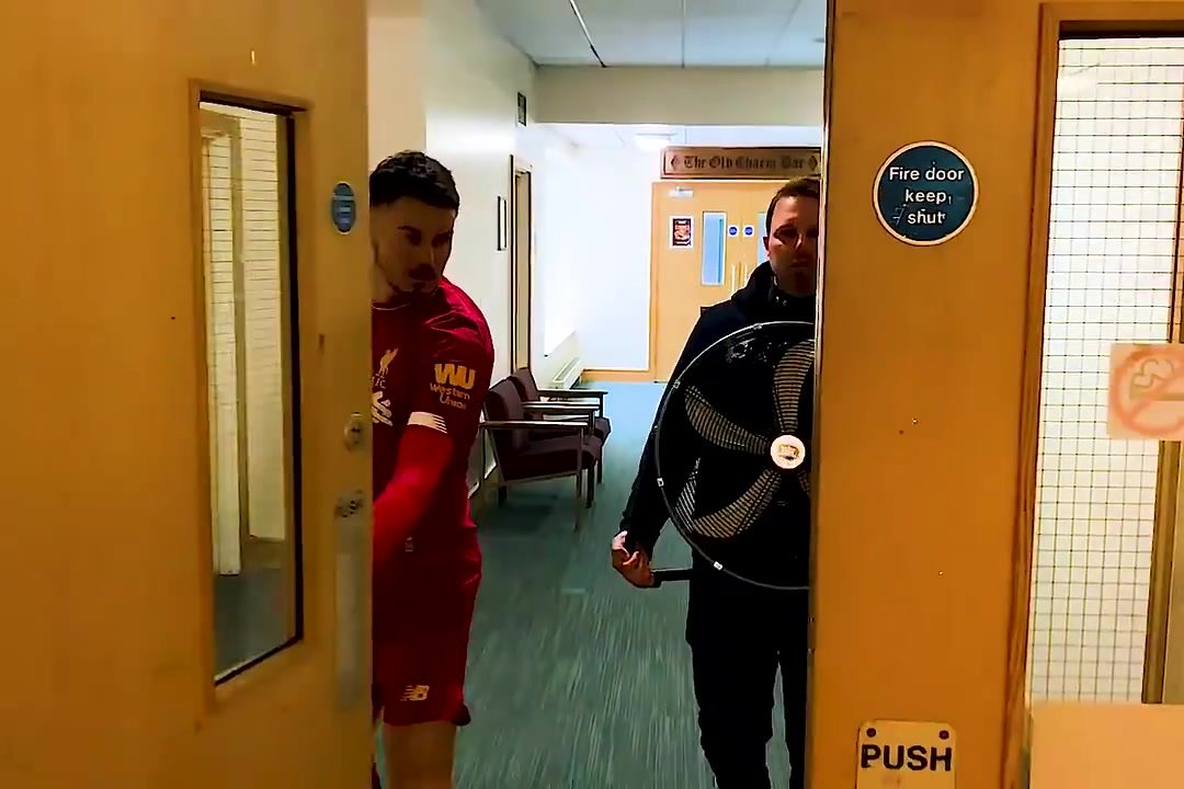 这个梗真是过不去了！利物浦球迷恶搞：这个动作成为了肌肉记忆！