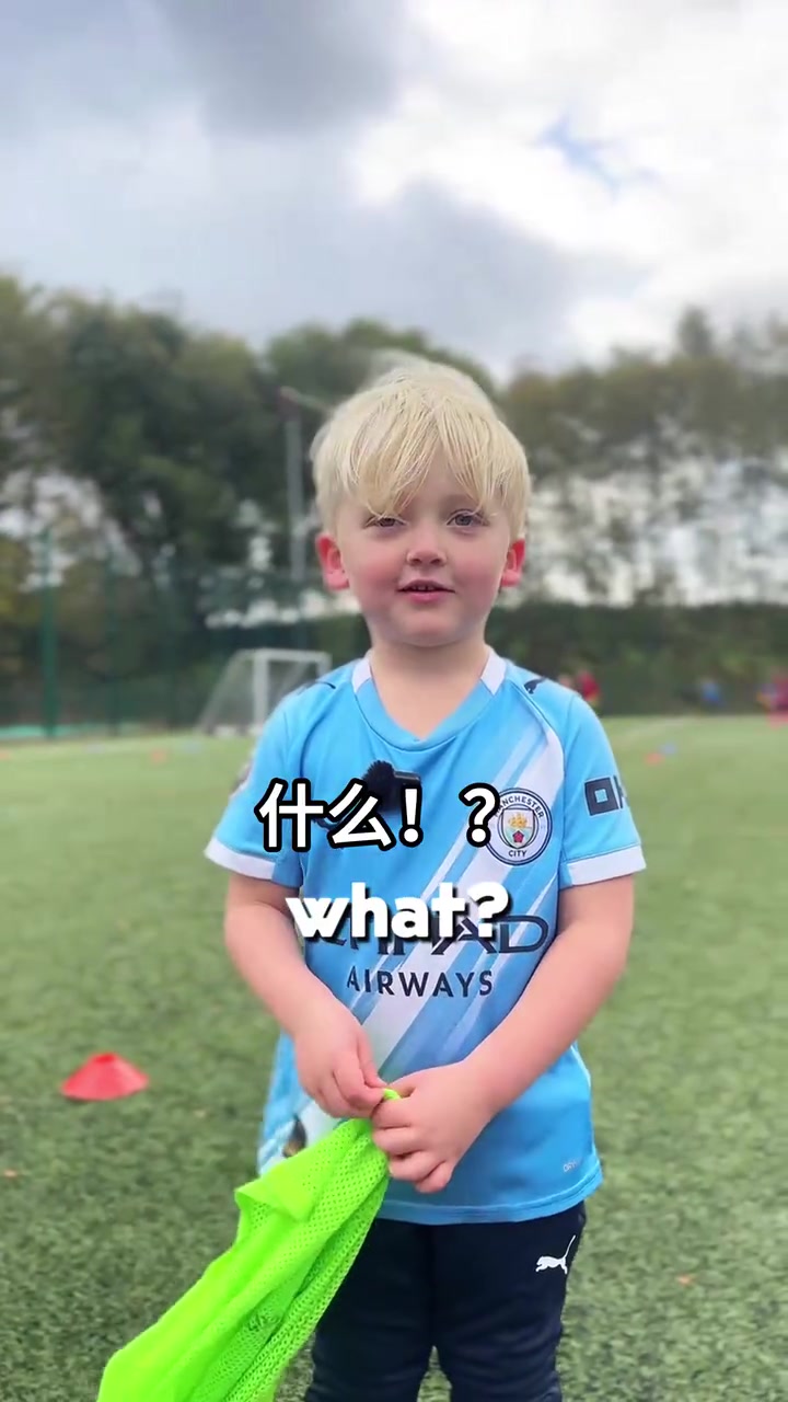身在曹营心在汉？曼联小球迷：我喜欢曼联7号，父亲逼我穿曼城！
