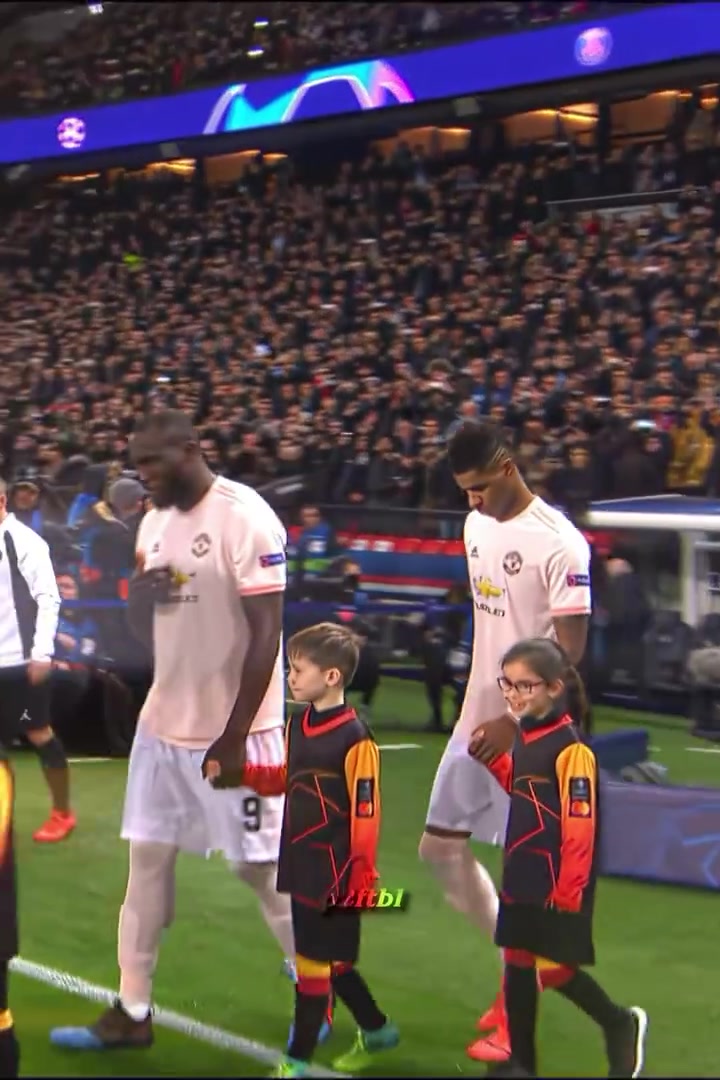 雨夜斩巴黎！拉什福德当年欧冠对阵巴黎的巨星表现！