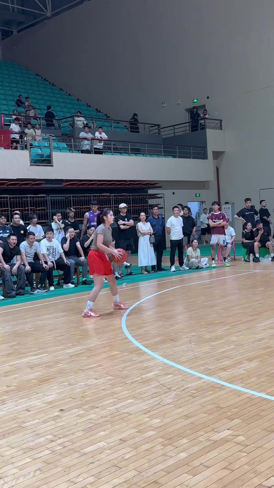 甩过来的汗都是香的！看投篮姿势 这群妹子打球水平感觉不俗！