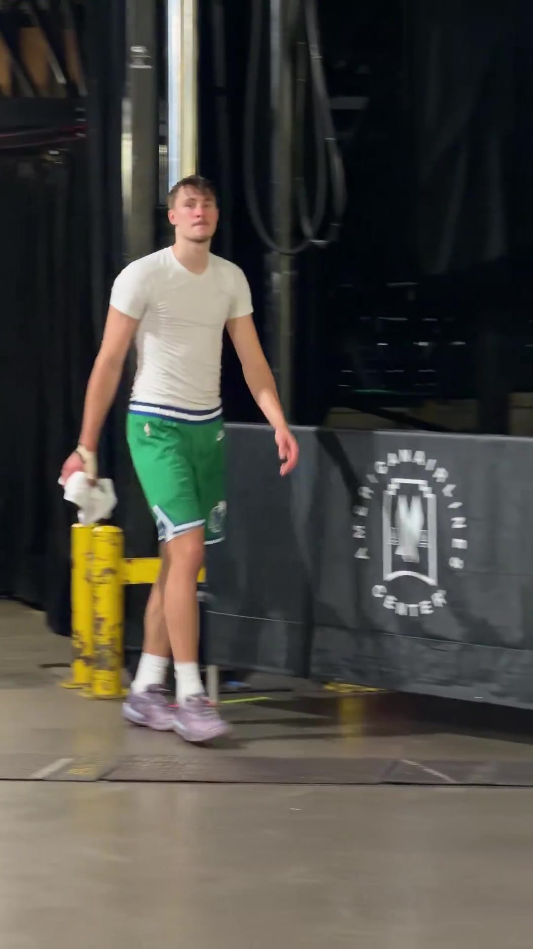 独行侠还在不停地输球！弗拉格赛后很沮丧，但依旧耐心为球迷签名