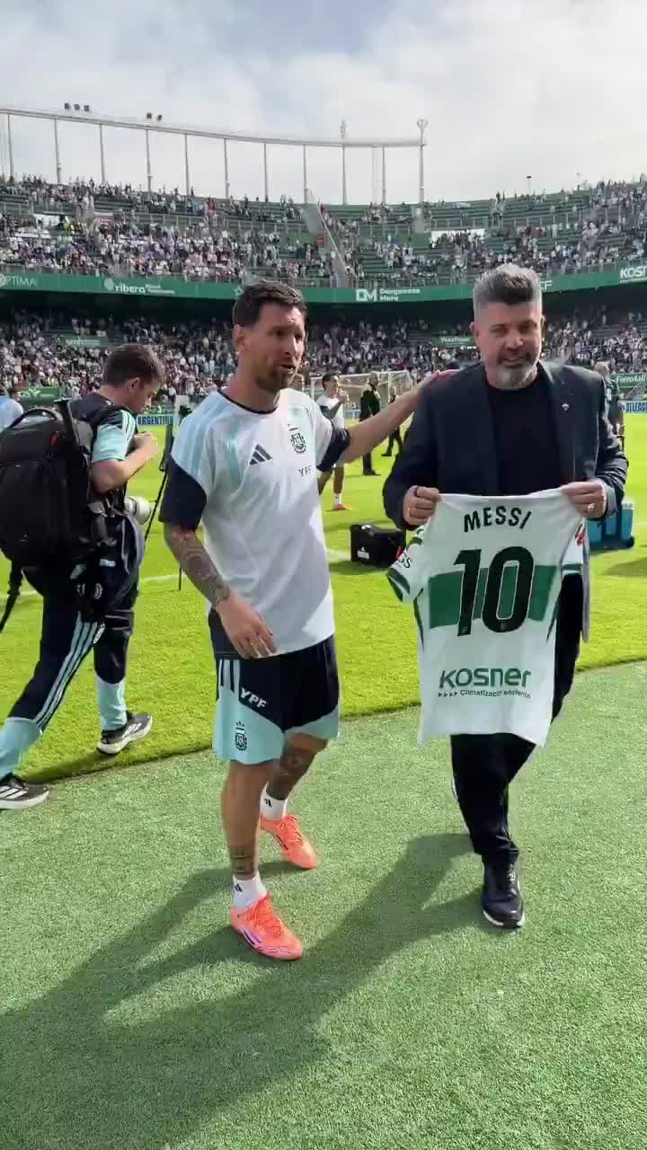 梅西随阿根廷队在埃尔切主场公开训练，获赠埃尔切10号球衣
