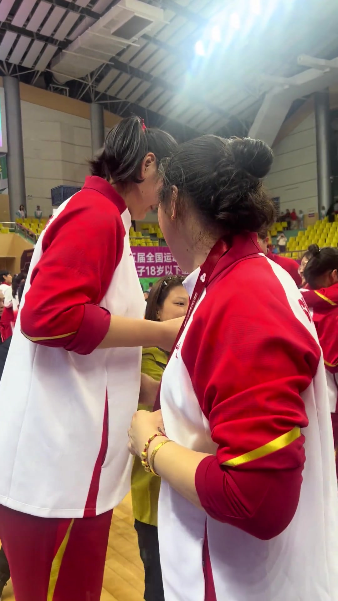 张子宇这么高是有原因的！原来她的妈妈目测身高也在2米左右