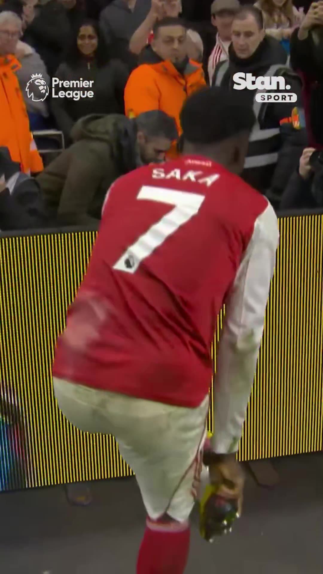 萨卡在赢得北伦敦德比后，将自己的球鞋赠送给一位小枪迷