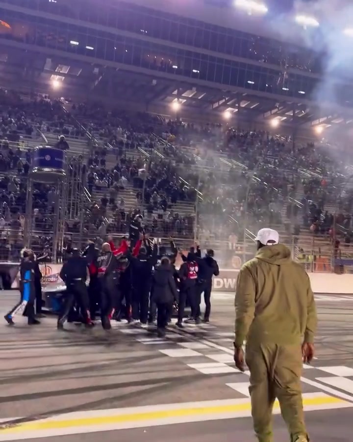 乔丹赛车队再夺全美赛车联合会冠军～乔老板与选手庆祝！