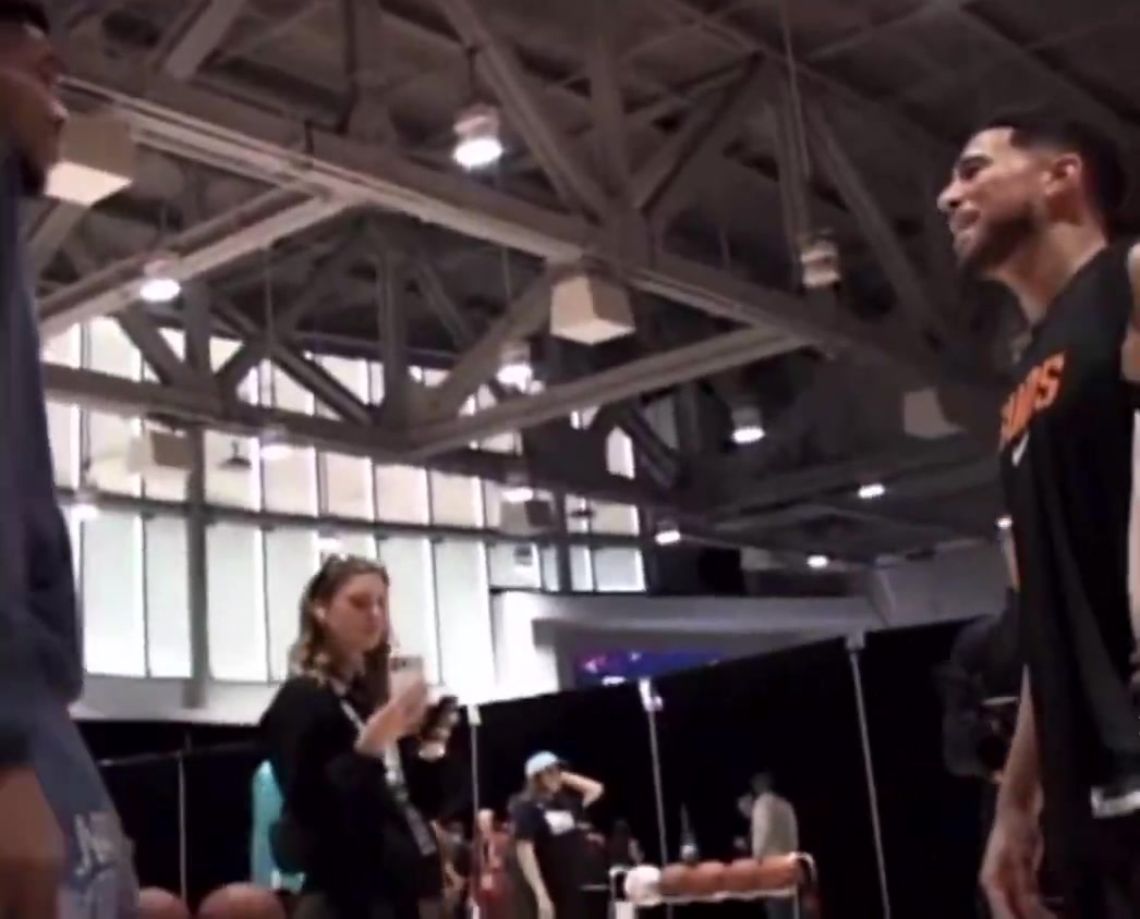 这哥俩要是合作不得了？字母哥和布克握手致意畅聊甚欢