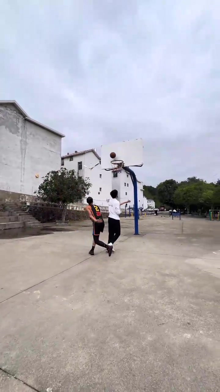 只能说神似了！有粉丝模仿亚历山大打球动作