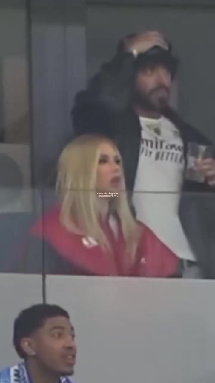 皇马进球后看台上的维尼修斯女友激动不已